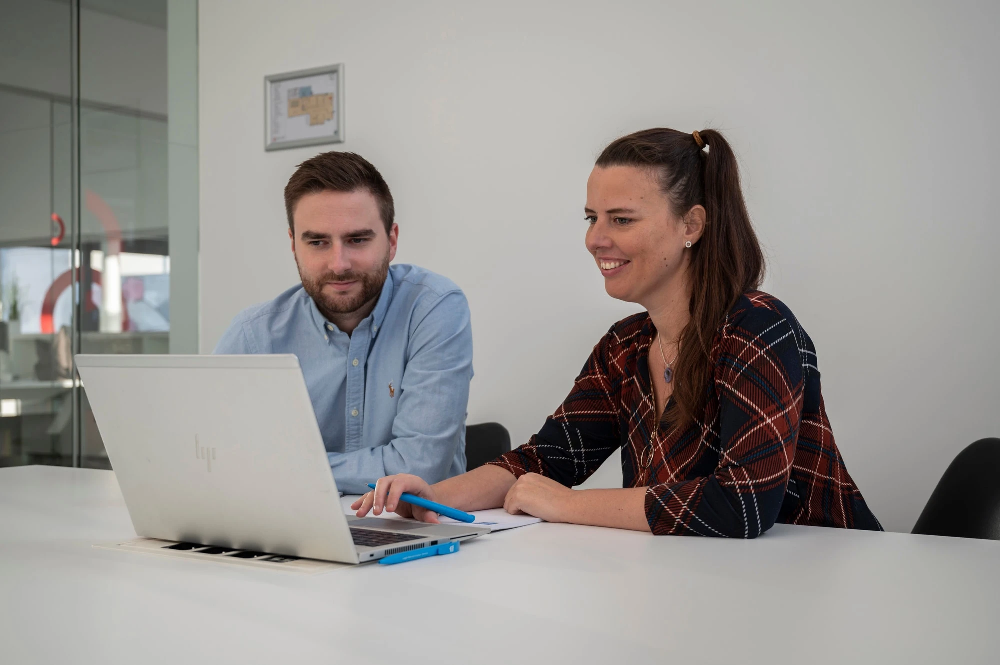 Twee adviseurs van Privanta bekijken samen een GDPR-dossier op een laptop