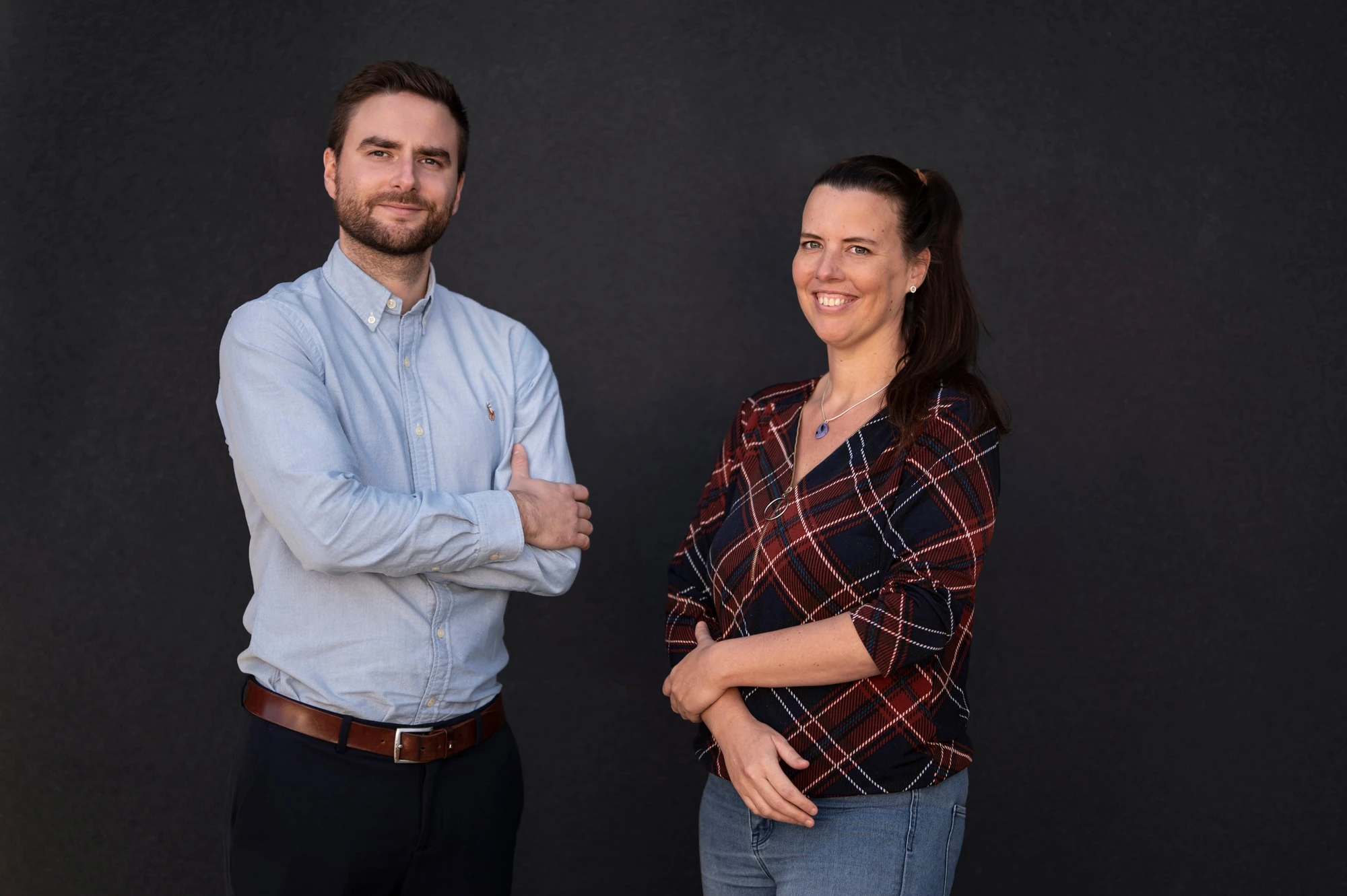 Het team van Privanta tegen een donkere achtergrond